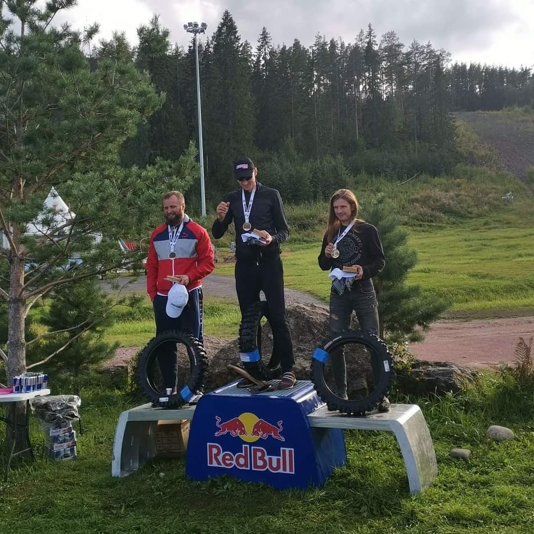 Райдер KENDA Артем Кунцевич стал победителем гонки Шустрая Белка в Республике Карелия!